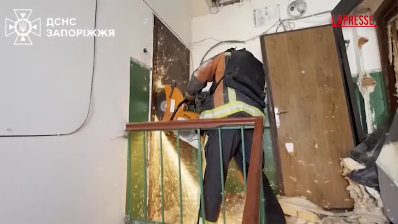 ucraina dentro l edificio danneggiato dopo l attacco russo su zaporizhzhia almeno 3 i feriti da Lapresse.it ucraina dentro l edificio danneggiato dopo l attacco russo su zaporizhzhia almeno 3 i feriti