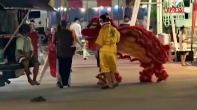 Thailandia, la polizia arresta un sospettato travestita da leone del Capodanno lunare