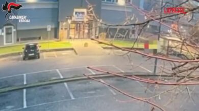 Verona, investe e uccide un passante, poi aggredisce il conducente di un'auto: le immagini della sorveglianza