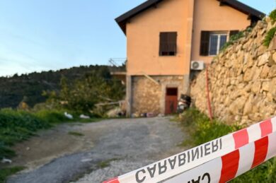 Bimba morta a Bordighera, impronta scarpa sul corpo