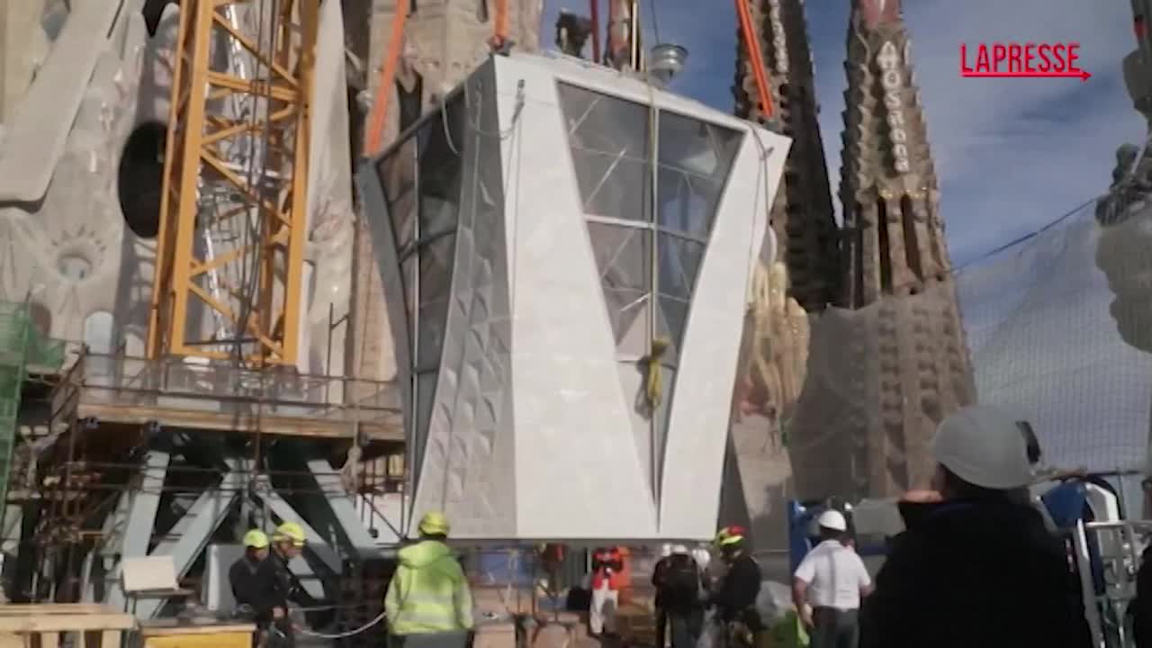 Barcellona, il braccio superiore della croce è stato posizionato sulla Sagrada Familia