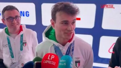 Olimpiadi 2026, scherzi tra i pattinatori azzurri dello short track a Casa Italia