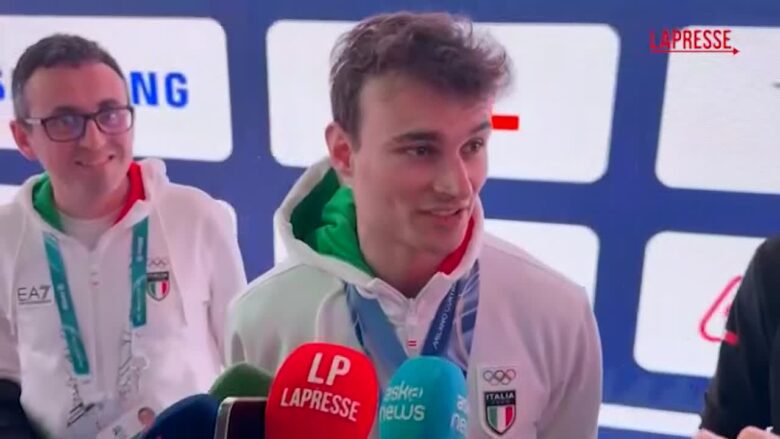 Olimpiadi 2026, scherzi tra i pattinatori azzurri dello short track a Casa Italia