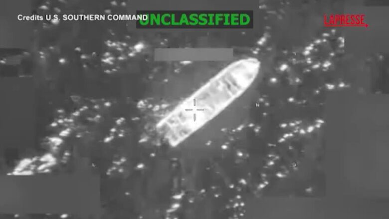 Usa, colpita altra presunta barca narcotraffico nel Pacifico: 3 morti. Il video dell'attacco