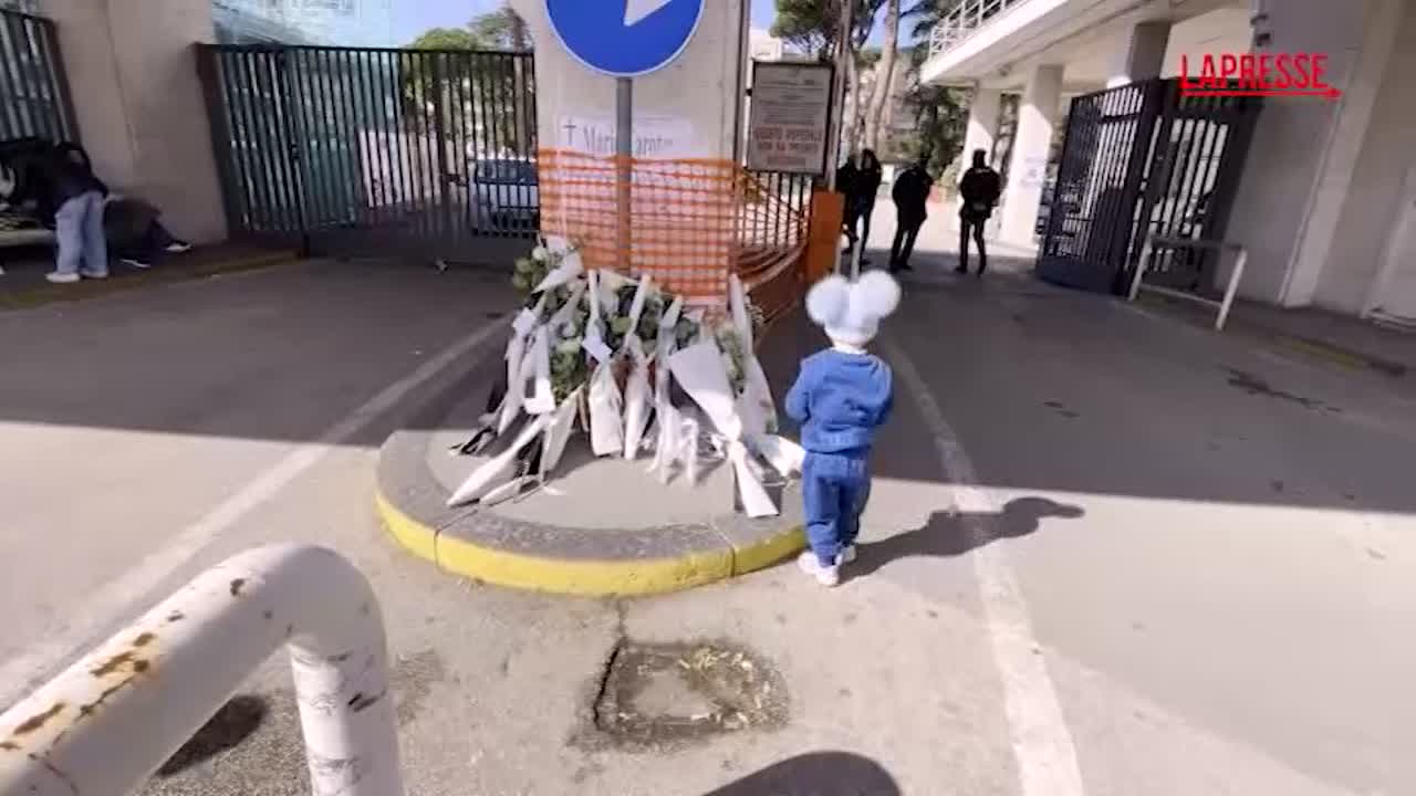 Bambino trapiantato, fiori, palloncini e biglietti davanti all’ospedale Monaldi di Napoli