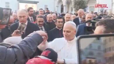 Roma, Papa Leone XIV è arrivato alla parrocchia di Castro Pretorio: il saluto ai fedeli