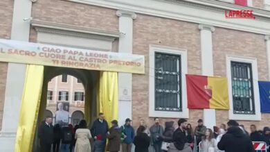 Roma, centinaia di persone attendono l’arrivo di Papa Leone XIV a Castro Pretorio