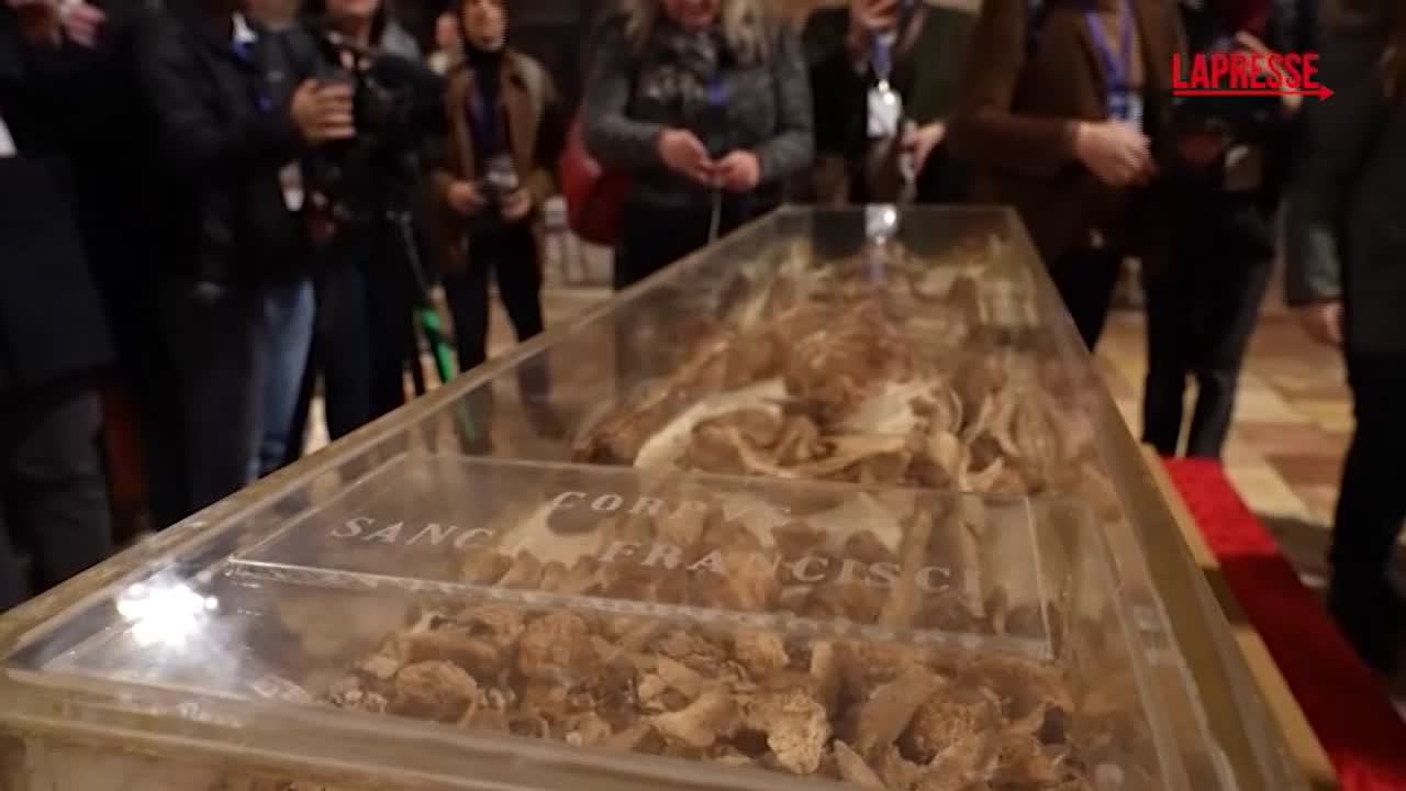 Assisi, le ossa di San Francesco esposte al pubblico per la prima volta nella storia Assisi, le ossa di San Francesco esposte al pubblico per la prima volta nella storia