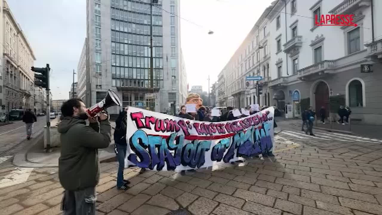 Olimpiadi 2026, flash mob contro Trump al consolato Usa a Milano: "Non ti vogliamo"