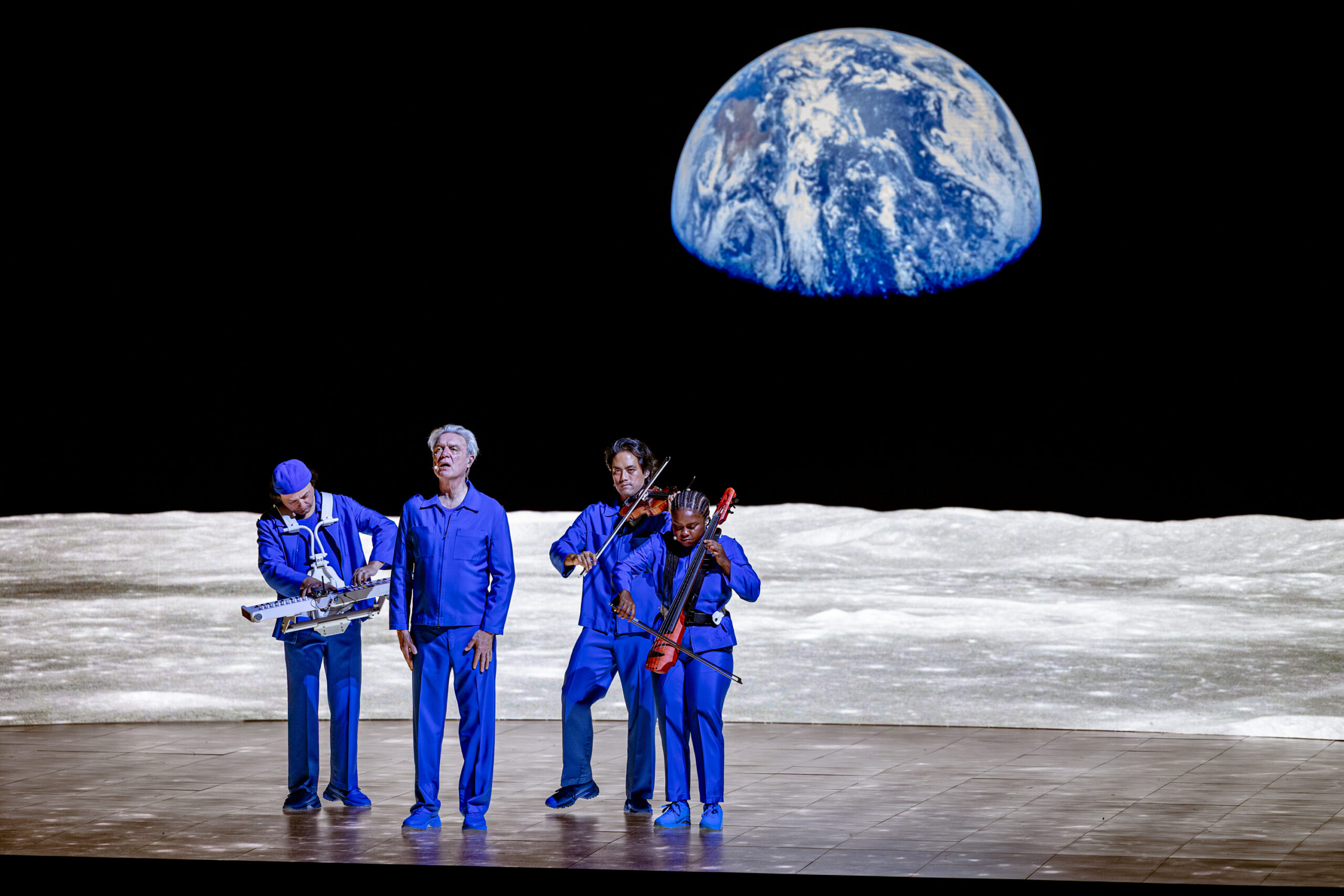 David Byrne, a Milano lo show dell’ex Talking Heads: un musical sulla gioia nell’America di Trump