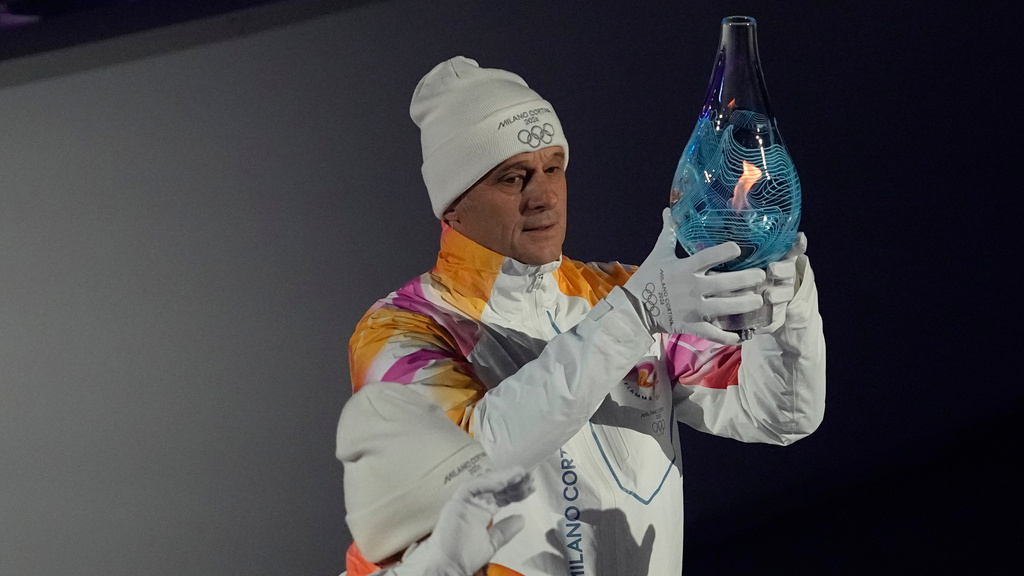 La fiamma olimpica portata dagli staffettisti di fondo medaglia d'oro a Lillehammer 1994: Maurilio De Zolt, Marco Albarello, Giorgio Vanzetta, Silvio Fauner (AP Photo/Ashley Landis)