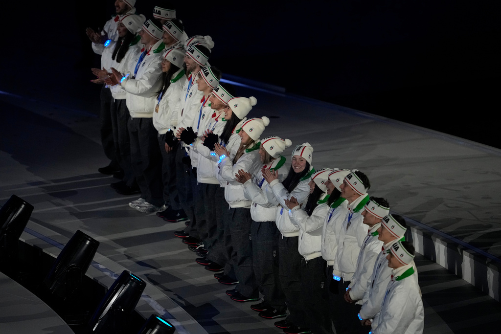 I medagliati italiani assistono alla cerimonia di chiusura delle Olimpiadi (AP Photo/Ashley Landis)