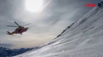 Valle d'Aosta, le operazioni di recupero del corpo dello scialpinista travolto da una valanga in Val d'Ayas