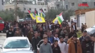 Cisgiordania, centinaia di persone al funerale del 17enne palestinese ucciso dall'Idf