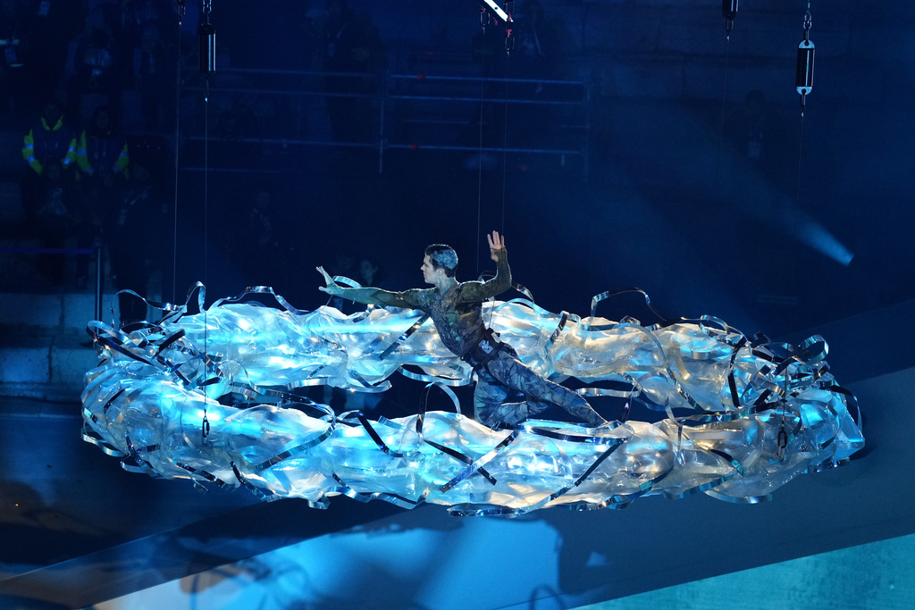 L'étoile Roberto Bolle si esibisce all'Arena di Verona durante la cerimonia di chiusura delle Olimpiadi invernali di Milano-Cortina 2026 (AP Photo/Antonio Calanni)