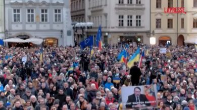 Guerra in Ucraina, a Praga centinaia di persone in piazza a sostegno di Kiev