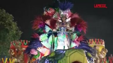 Brasile, le migliori scuole di Samba sfilano al Carnevale di Rio