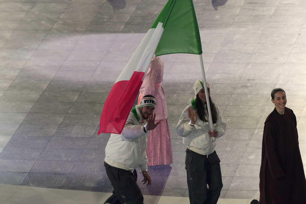 I portabandiera italiani Lisa Vittozzi e Davide durante la cerimonia di chiusura delle Olimpiadi invernali di Milano-Cortina 2026 (AP Photo/Antonio Calanni)