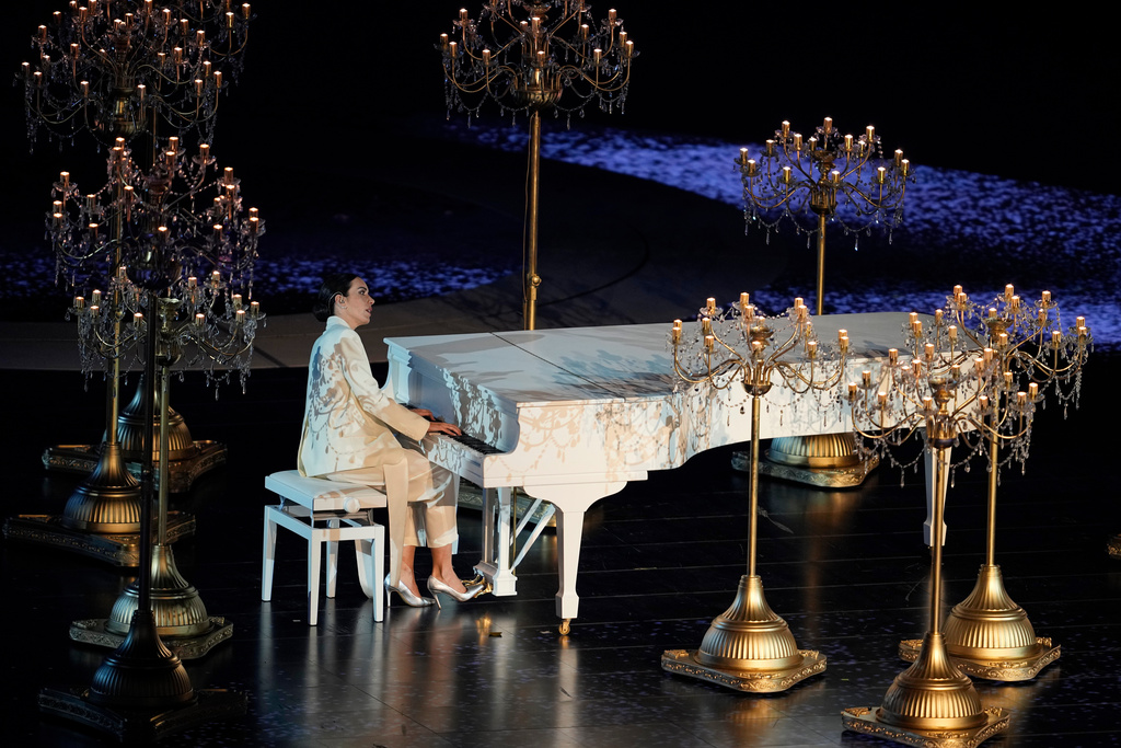 La musicista Gloria Campaner si esibisce durante la cerimonia di chiusura (AP Photo/Ashley Landis)