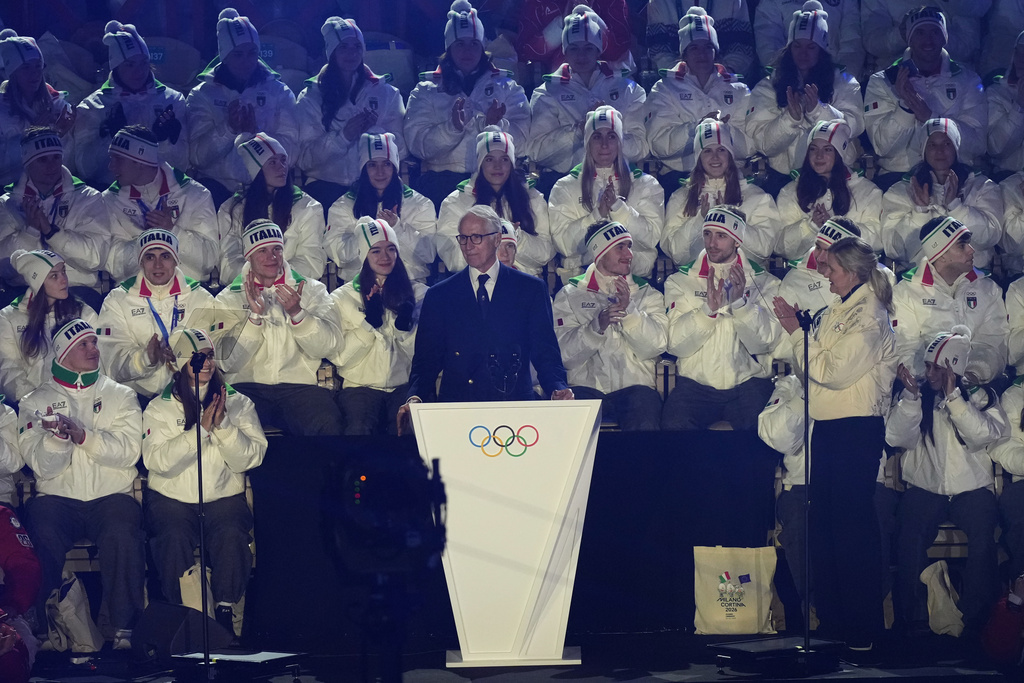 Giovanni Malagò tiene il suo discorso durante la cerimonia di chiusura delle Olimpiadi invernali di Milano-Cortina 2026 (AP Photo/Antonio Calanni)