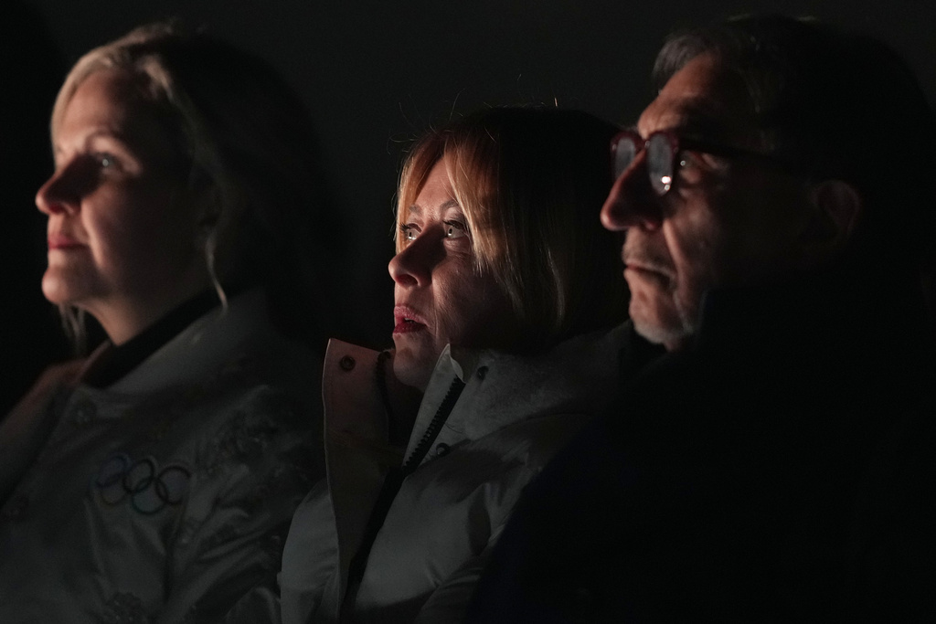 La presidente del Consiglio Giorgia Meloni assiste alla cerimonia di chiusura delle Olimpiadi di Milano-Cortina insieme alla presidente del CIO Kirsty Coventry e al presidente del Senato Ignazio La Russa (AP Photo/Natacha Pisarenko)