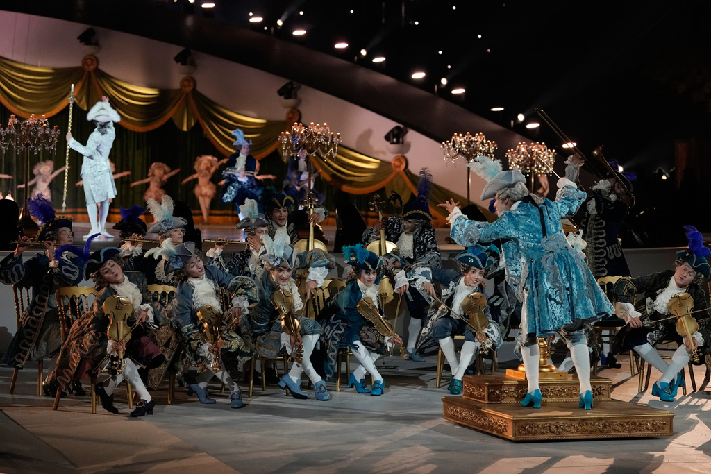 Lo spettacolo della cerimonia di chiusura delle Olimpiadi invernali di Milano-Cortina 2026 (AP Photo/Natacha Pisarenko)