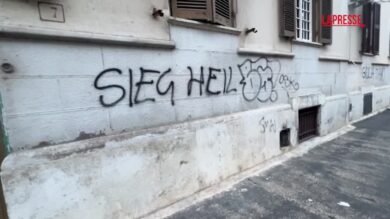 Scritte fasciste a Testaccio, il messaggio di Paola Cortellesi al presidio: "Vi sono molto vicina"