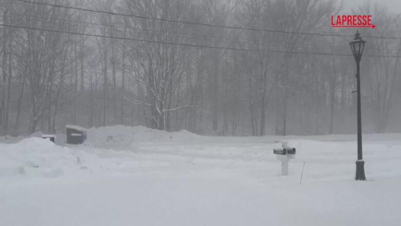 Tempesta di neve sugli Usa, completamente imbiancato anche il Connecticut