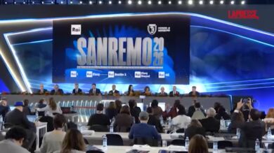 Sanremo 2026, Conti consegna i fiori a Laura Pausini al tavolo in conferenza stampa