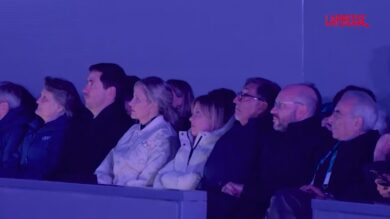 Olimpiadi 2026, Meloni applaude gli Azzurri al loro ingresso all'Arena di Verona durante la cerimonia di chiusura