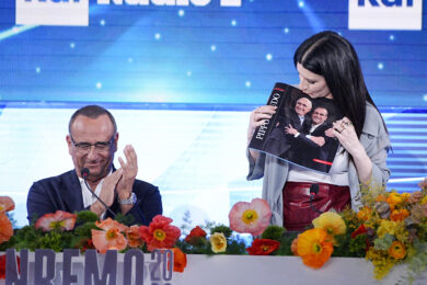 Sanremo 2026, Carlo Conti si commuove in conferenza stampa: “Festival ‘baudiano’, doverosa dedica a Pippo”