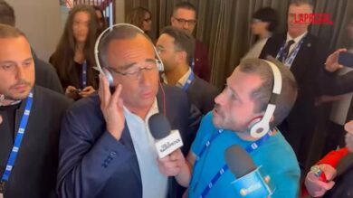 Sanremo 2026, Conti fa karaoke: "Dedicato a Meloni? A Mattarella e a tutti gli italiani"