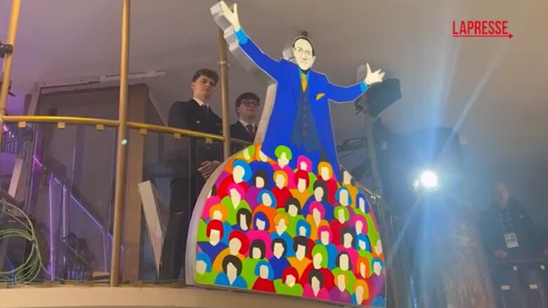 Sanremo 2026, Conti svela l'insegna luminosa dedicata a Pippo Baudo