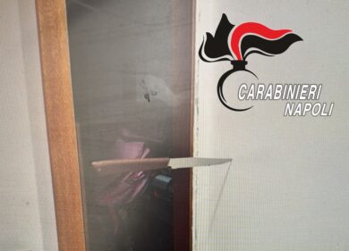 Napoli, lite in casa per il rigore negato a Hojlund: moglie accoltella il marito