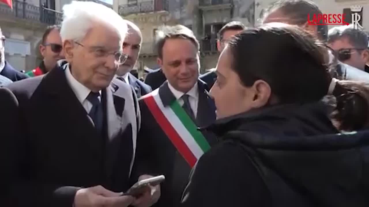 Niscemi, Mattarella accolto da un lungo e caloroso applauso al suo arrivo