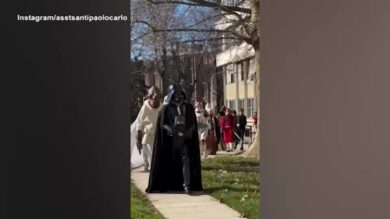 Milano, visita spaziale all'ospedale San Carlo: vestiti da Star Wars per regalare un sorriso ai pazienti