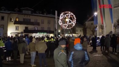 Olimpiadi 2026, il momento dello spegnimento dei due bracieri olimpici