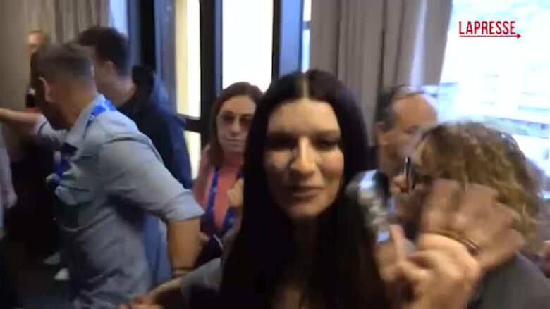 Sanremo 2026, Laura Pausini scherza con LaPresse