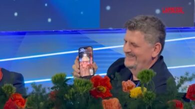 Sanremo 2026, Fiorello chiama Conti durante la conferenza stampa: "Vi auguro tante polemiche"