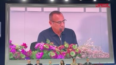 Sanremo 2026, si alza il sipario all'Ariston: stasera i 30 big in gara