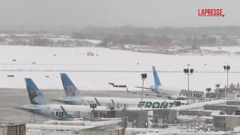 Stati Uniti, la tempesta di neve interrompe i voli all’aeroporto di Filadelfia