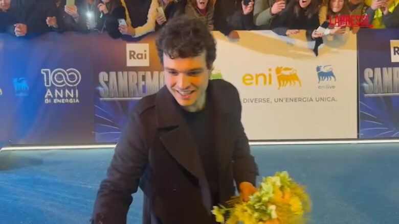 Sanremo 2026, i 30 big in gara sfilano sul blu carpet