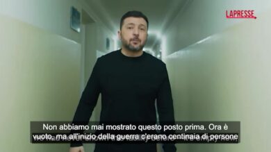 Ucraina, Zelensky mostra il suo bunker: "Stateci accanto e siate coraggiosi come noi"