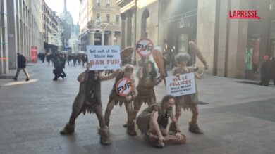 Milano, flash mob PETA contro l'uso delle pellicce durante la Fashion Week
