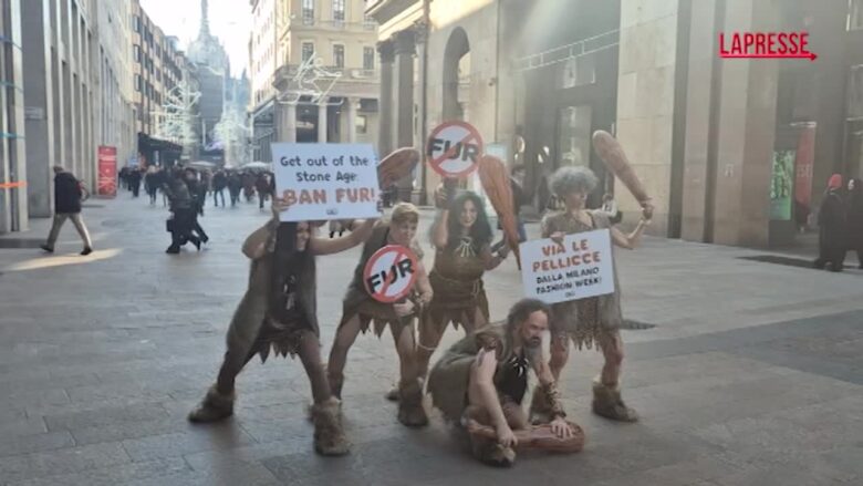 Milano, flash mob PETA contro l'uso delle pellicce durante la Fashion Week