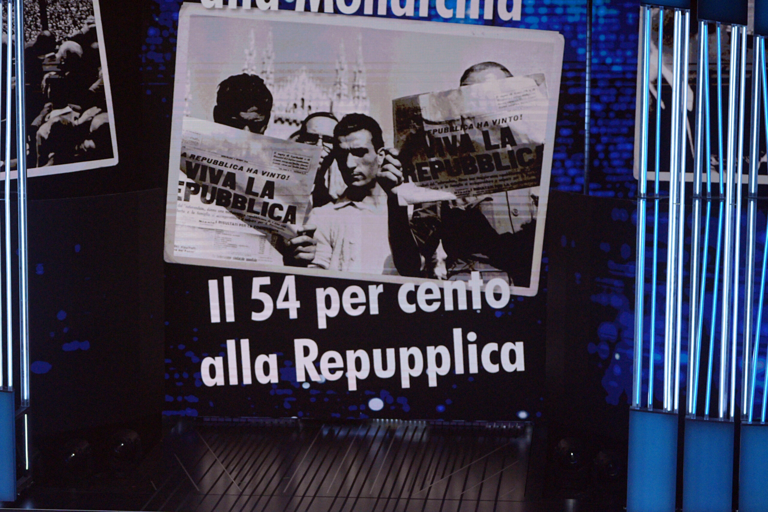 Sanremo 2026, ‘Repubblica’ diventa ‘Repupplica’: gaffe alla celebrazione degli 80 anni