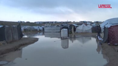 Gaza, il campo sfollati di Khan Younis allagato: situazione umanitaria disastrosa