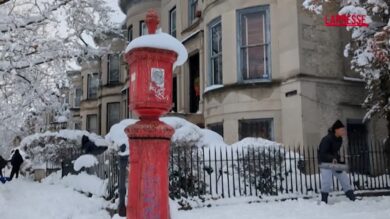 New York, strade bloccate, scuole chiuse e voli cancellati: la città fa i conti con la tempesta di neve