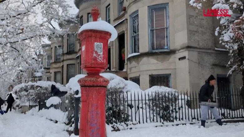 New York, strade bloccate, scuole chiuse e voli cancellati: la città fa i conti con la tempesta di neve