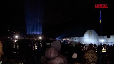 Ucraina, i parenti dei militari morti ricordano i loro cari proiettando luci verso il cielo: le immagini